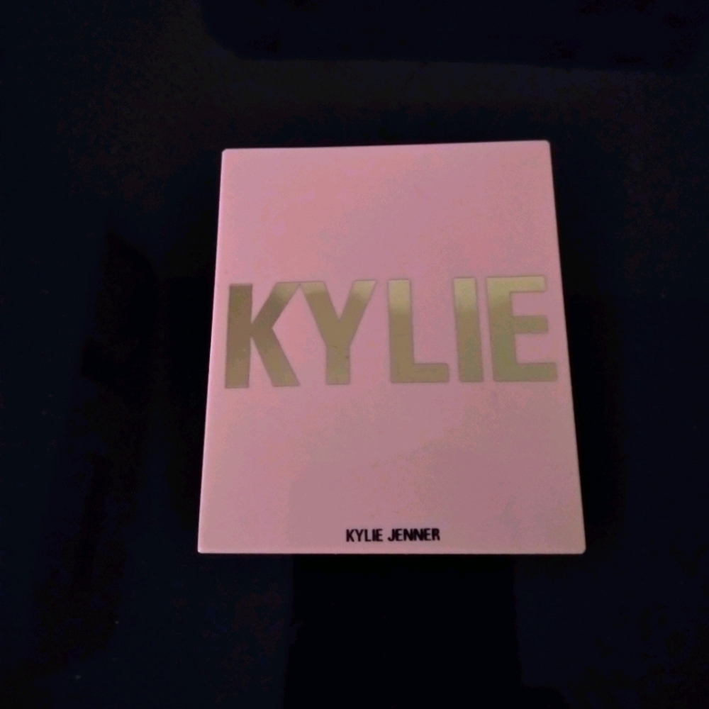 Kylie Jenner Pressed Illuminating Powder.